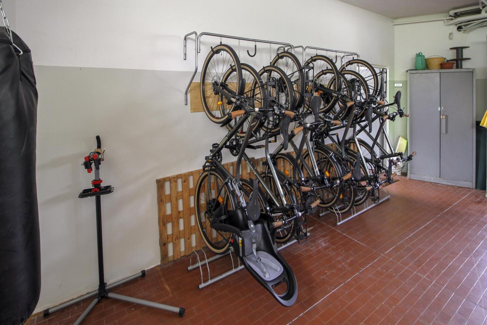 La Cordata Accommodation - Woodhouse Bike Hotel Чинизелло-Бальзамо Экстерьер фото